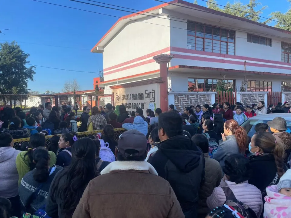 Protesta en Primaria Narciso Mendoza, en Zacatlán