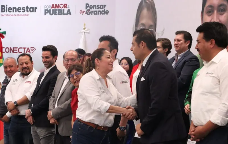 laura-artemisa-garcia-alejandro-armenta-becas-conectividad