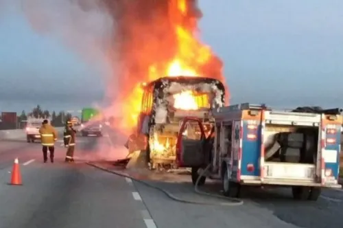 Se incendia autobús de turismo en la Puebla-Orizaba