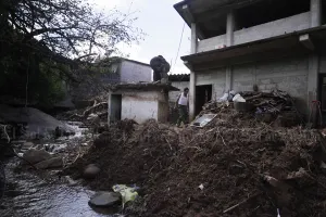 El río se dividió y arrasó con todo a su paso en Naupan