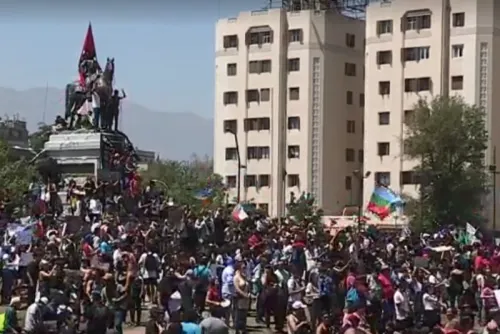 Manifestantes comienzan a reunirse en Plaza Italia, Santiago de Chile