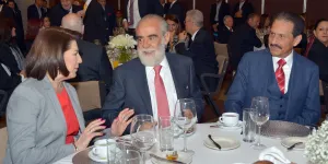 Alfonso Esparza, reconocido por Instituto del Día del Abogado
