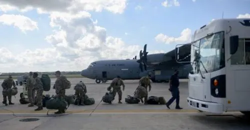 Llegan soldados a frontera de Texas para detener caravanas de migrantes