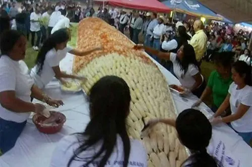 El elote más grande que hayas visto se preparó en Veracruz