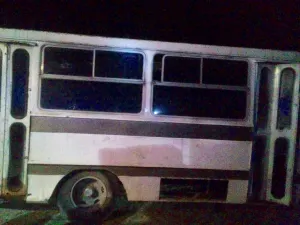 Recuperan microbús que transportaba 4 mil litros de combustible