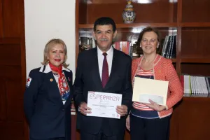 Entrega BUAP donativo por 50 mil pesos a Cruz Roja