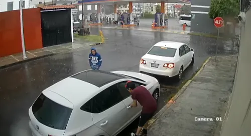 VIDEO: En medio de la lluvia roban Seat en la colonia Humboldt