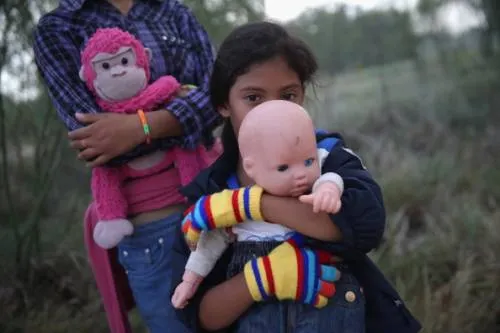 Ordenan a Estados Unidos revisar solicitudes de asilo para familias migrantes