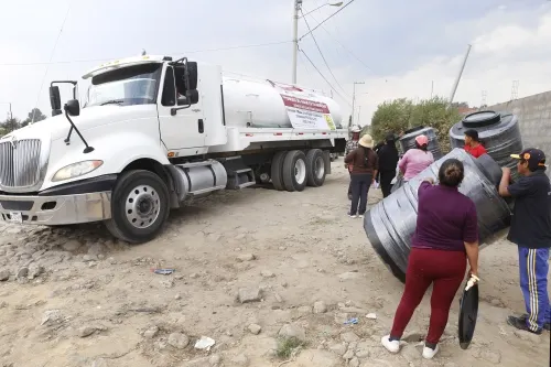 Entrega Gobierno del estado 160 tinacos en zonas marginadas