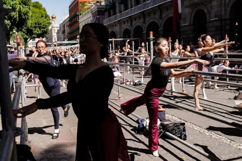 Elisa Carrillo reúne a casi 700 personas en clase magistral de ballet en el zócalo de Puebla