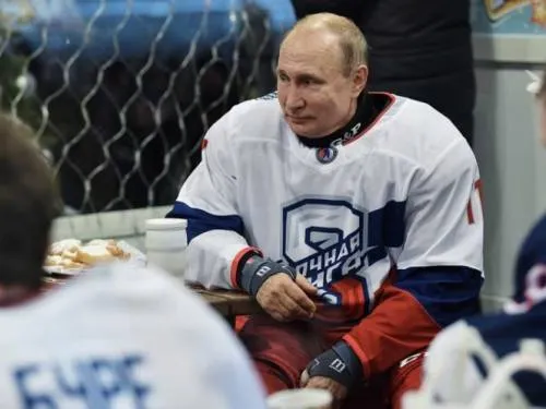 Putin despide el año con un partido de hockey en la Plaza Roja