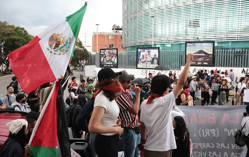 A 57 años de la masacre de Tlatelolco, estudiantes de la BUAP marchan por justicia y memoria histórica