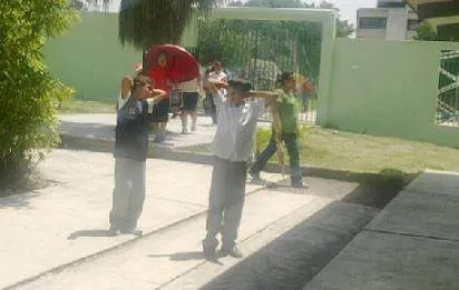 Exponen a niños a los rayos de sol como castigo en primaria de Chietla