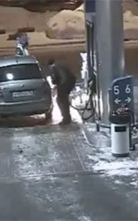 Hombre provoca incendio en gasolinera al prender un cerillo (VIDEO)