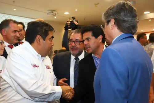 Ganancias lícitas en tratos con el estado, garantiza Barbosa ante Club de Empresarios
