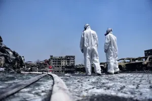 Hallan toneladas de cianuro en depósitos de Tianjin, China
