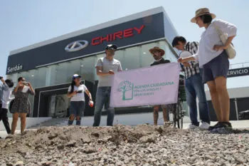 Marchan contra tala de árboles en bulevar Hermanos Serdán