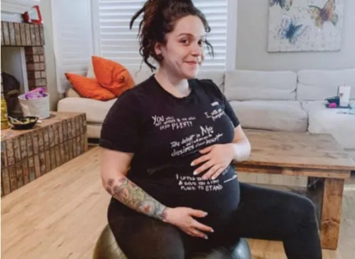 Jacqie Rivera, hija de Jenni, presenta a su bebé recién nacido