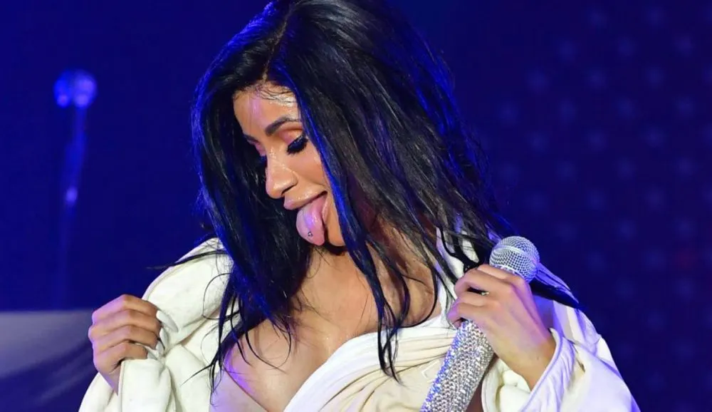 Cardi B golpea a fan en un concierto con el micrófono