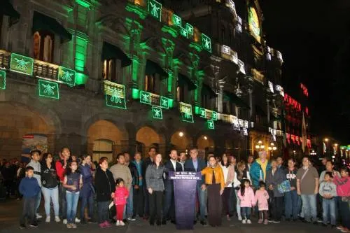 Realizan Gali y Banck el encendido de las luces conmemorativas al mes patrio