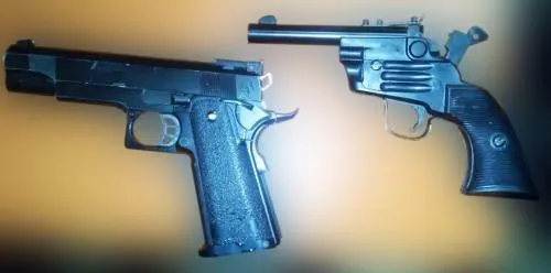 Detienen a menor de edad en posesión de dos armas