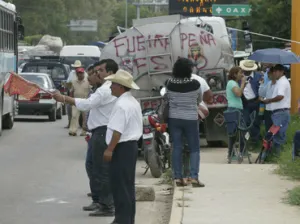 Bloqueos retrasan entrega de libros de texto en Oaxaca y Chiapas