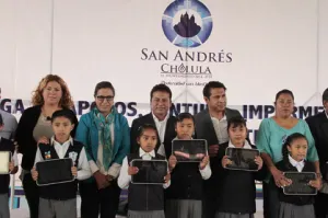 Entregan tabletas y material para construcción en San Andrés