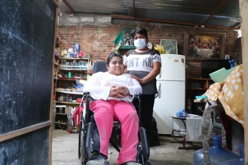 Beneficia SEDIF con silla de ruedas PCA a joven con parálisis cerebral