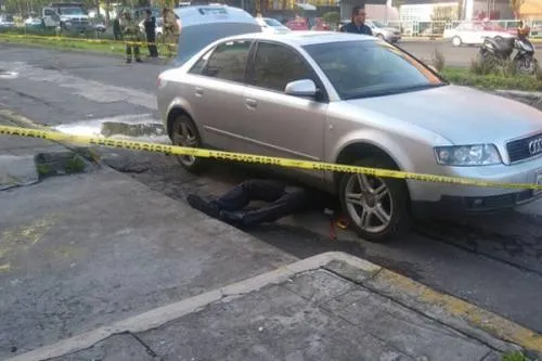Muere policía aplastado por un vehículo