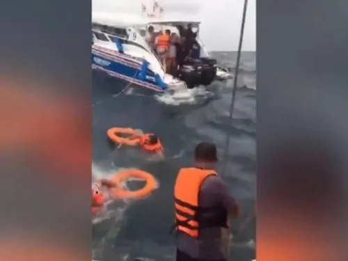 Así fue el rescate de 14 turistas españoles que naufragaron en Tailandia
