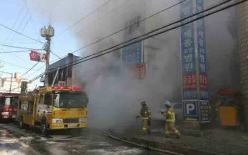 Suman 37 muertos por incendio de hospital en Corea del Sur