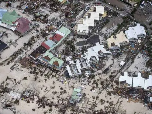 “Irma” lleva destrucción al Caribe; suman 10 muertos