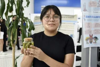 Estudiante de la BUAP propone transformar residuos de agave en fibras textiles y biocombustible