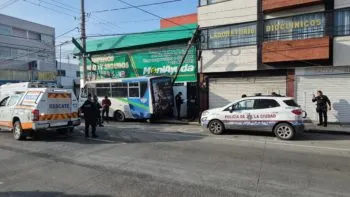 Falla mecánica en microbús de la ruta Remanente Bulevares provoca aparatoso choque