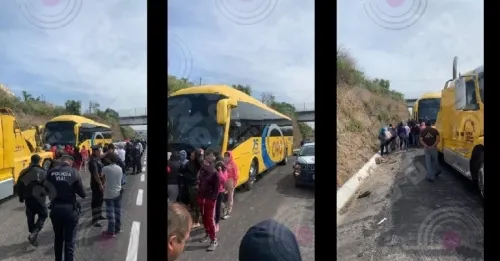 Normalistas secuestran autobús con todo y chofer