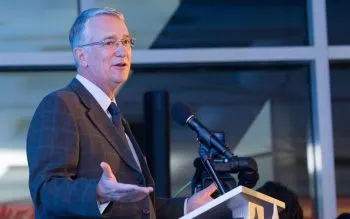 Dueño de TV Azteca planea comprar Banamex
