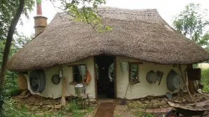Granjero construye casa ecológica con 240 dólares