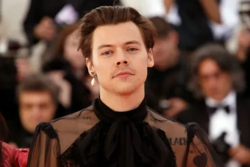 Con transparencias y tacones, Harry Styles conquista la Met Gala