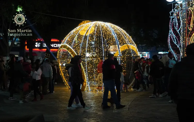 Texmeluquenses asisten con entusiasmo al encendido del árbol navideño