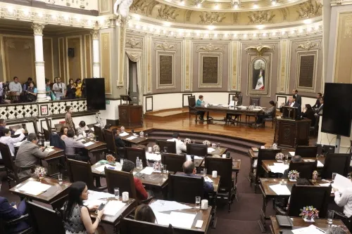 Propuesta para no criminalizar el aborto genera manifestación en el Congreso local
