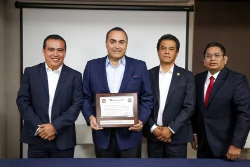 Villanueva Lomelí recibe reconocimiento de la Asociación Mexicana de Contadores Públicos