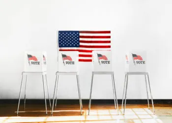 EE.UU. abre centros de votación en una elección presidencial histórica entre Harris y Trump