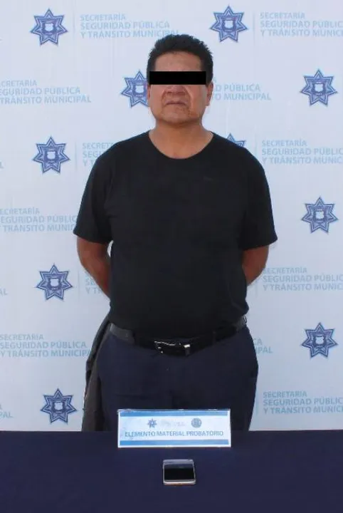 Detiene a policía municipal a hombre por a transporte público