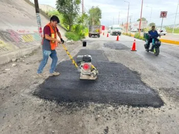 Continúan los trabajos de bacheo en calles de San Martín Texmelucan
