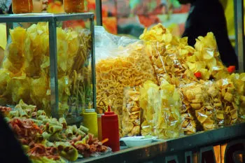 Prohibición de comida chatarra en escuelas impulsa cambios en franquicias