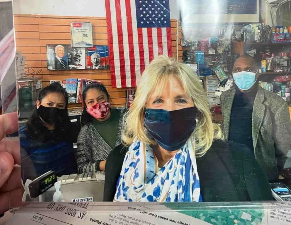 Jill Biden, viral tras comprar en un local de revistas hispano