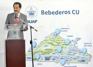 Inaugura Alfonso Esparza primer bebedero de agua potable en CU