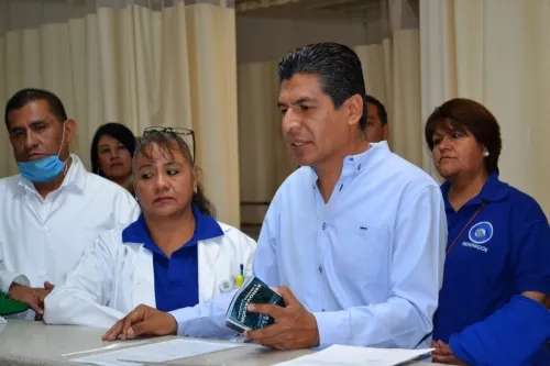 Para salvarse de una destitución, líder sindical provocó una crisis en el IMSS