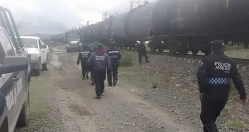 Muere saqueatrenes en enfrenamiento con policías en Esperanza