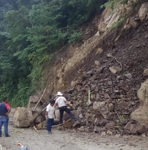 Reportan derrumbe en la zona de Zongozotla
